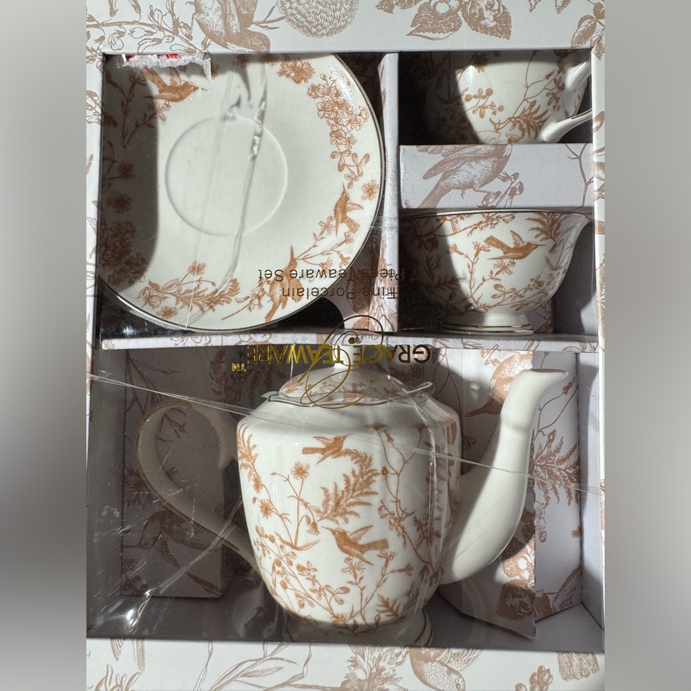 Elegant Floral Teapot and Saucer Set Grace Teaware Toile 7 pice Set NEW